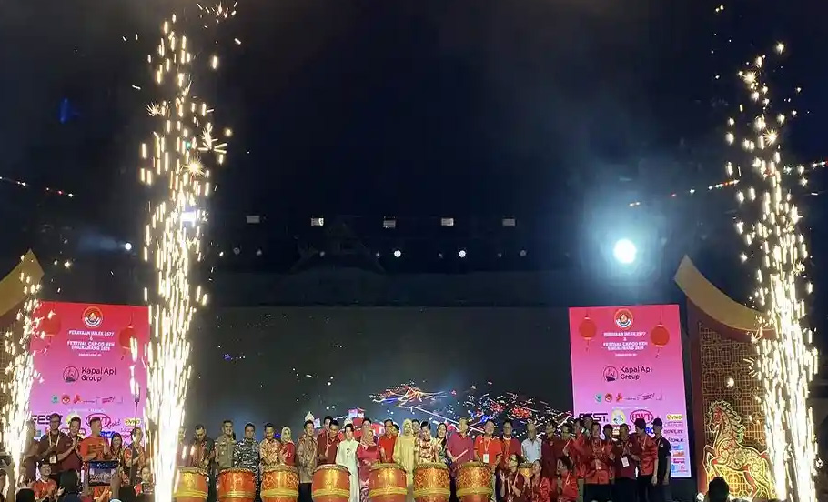 PENUTUPAN: Wali Kota Singkawang, Tjhai Chui Mie beserta forkopimda dan panitia memukul loku serentak sebagai penanda penutupan serangkaian Festival Imlek dan Cap Go Meh Tahun 2026 di Stadion Kridasana