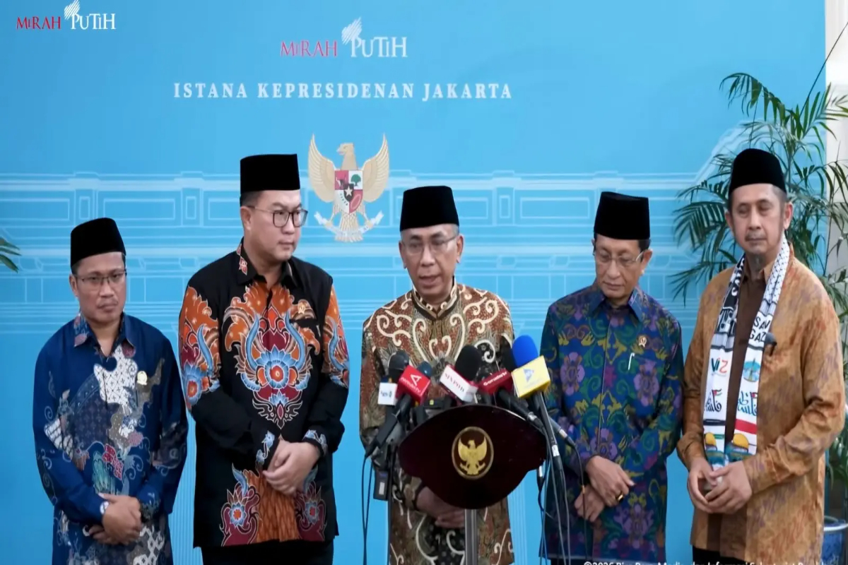 Ketum PBNU Gus Yahya bersama Menag Nasaruddin Umar, usai pertemuan pimpinan ormas Islam dan tokoh pesantren dengan Presiden Prabowo di Istana Negara, Jakarta, Selasa (3/2).
