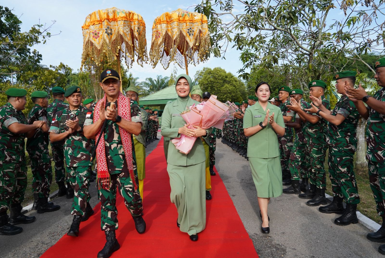 KUNJUNGAN: Pangdam yang didampingi Ketua Persit KCK Daerah XII/Tanjungpura, Ny. Uya Novi Rubadi, disambut oleh Kasbrigif 19/KH,  Letkol Inf Nasli, S.Sos. 