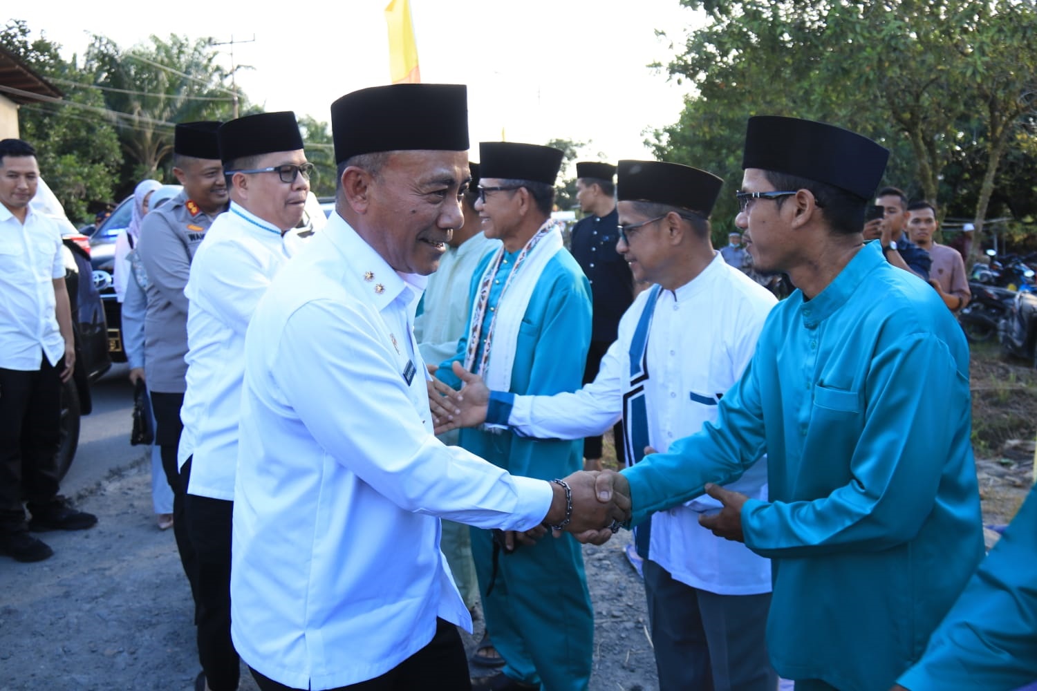 SAFARI RAMADAN: Wakil Gubernur, Krisantus Kurniawan, menghadiri kegiatan Safari Ramadan di Sempadian, Kecamatan Tekarang, Kabupaten Sambas, Rabu (4/3).