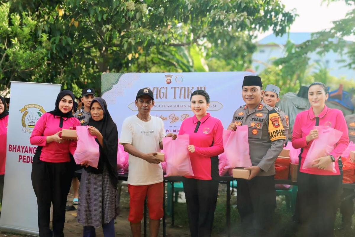 Jajaran Polres singkawang membagikan ratusan paket takjil kepada masyarakat pada Sabtu (28/2).