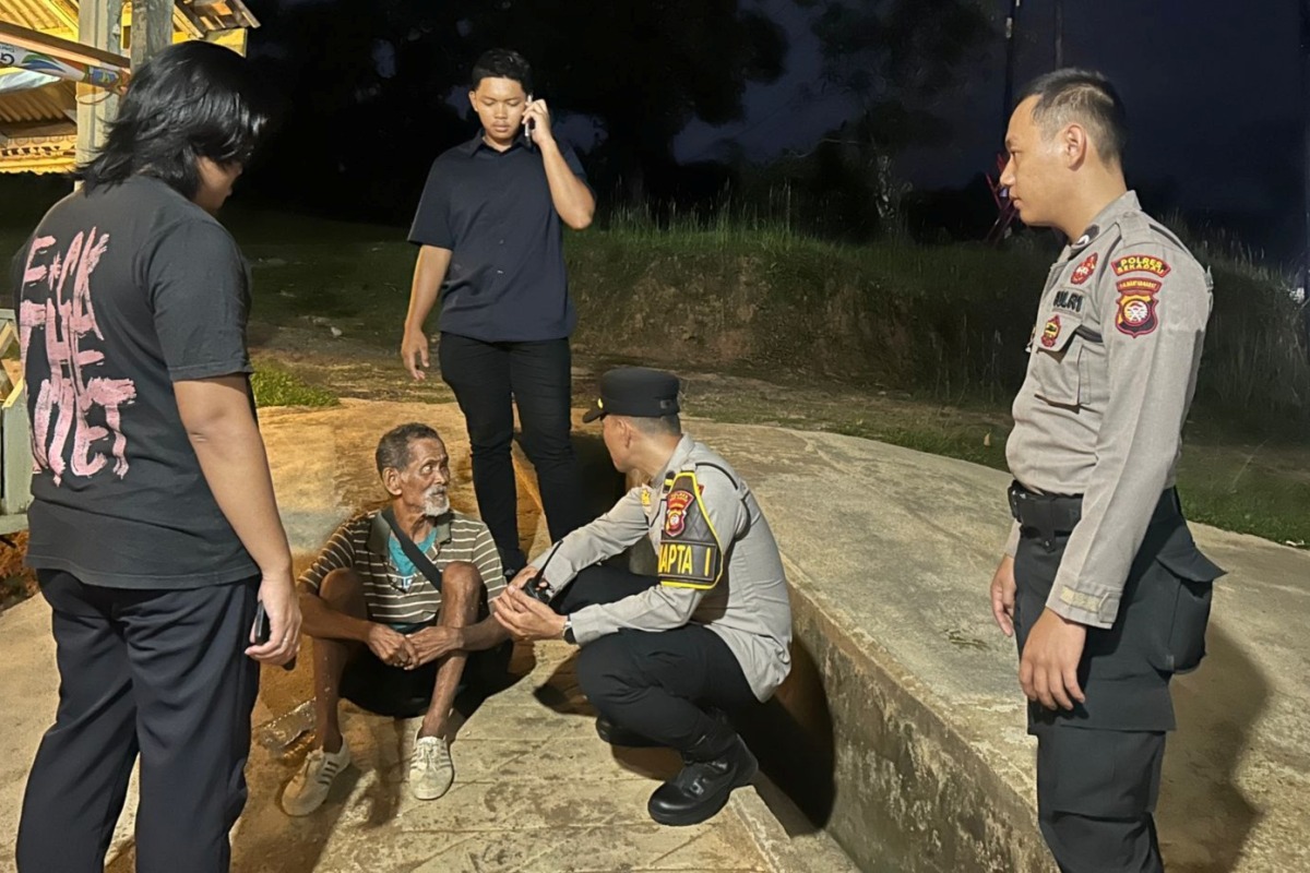 Personel Polres Sekadau berhasil membantu seorang lansia tersesat di Sekadau Hilir pada Minggu (1/3).