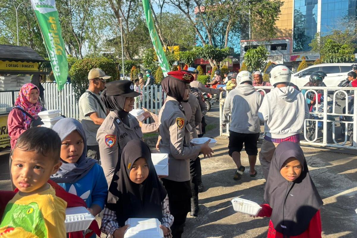 Personel Polwan Polda Kalbar menggelar aksi sosial bagi takjil di Masjid Mujahidin Pontianak pada Minggu (1/3). 