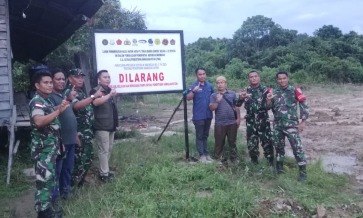 Satgas PKH Garuda saat melakukan pemasangan plang terhadap dicabut izin dari PT Toras Banua Sukses di Kapuas Hulu.