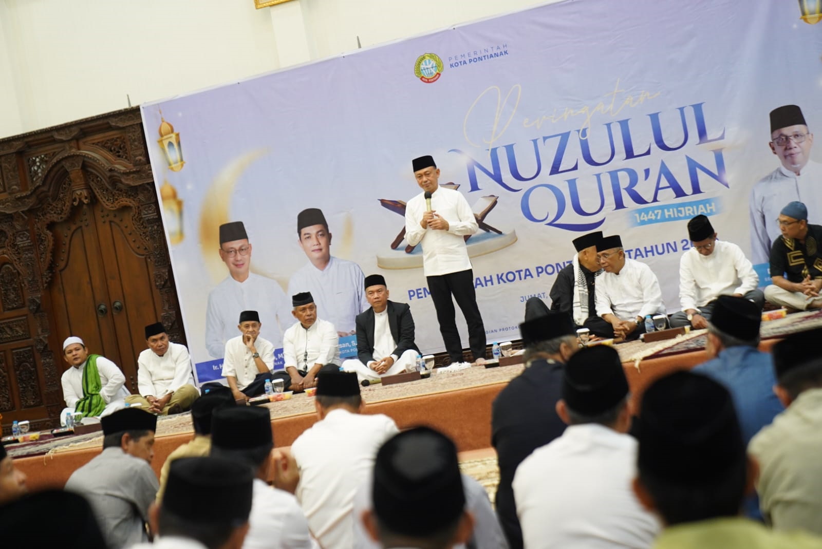 SAMBUTAN: Wali Kota Pontianak Edi Rusdi Kamtono menyampaikan sambutan pada peringatan Nuzulul Quran sekaligus buka puasa bersama di Aula Rumah Dinas Wali Kota Pontianak.  