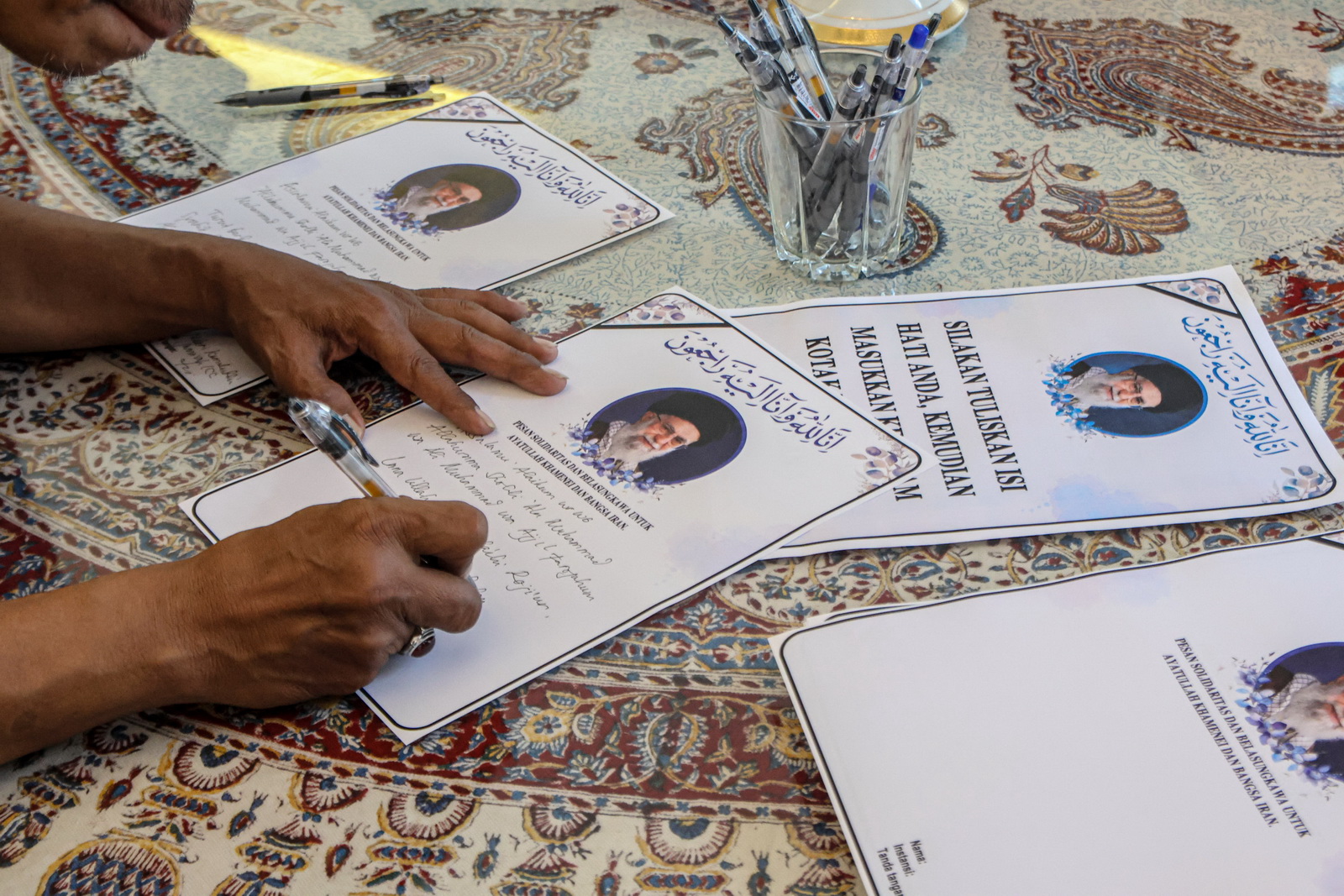 Sejumlah pengunjung menuliskan petisi atas meninggalnya Ayatullah Seyyed Ali Khamenei di Kedutaan Besar Orang, Jakarta, Kamis (05/03/2026). Kedutaan Besar Iran mengundang masyarakat umum untuk acara doa bersama, mengenang dan penandatanganan petisi sebaga