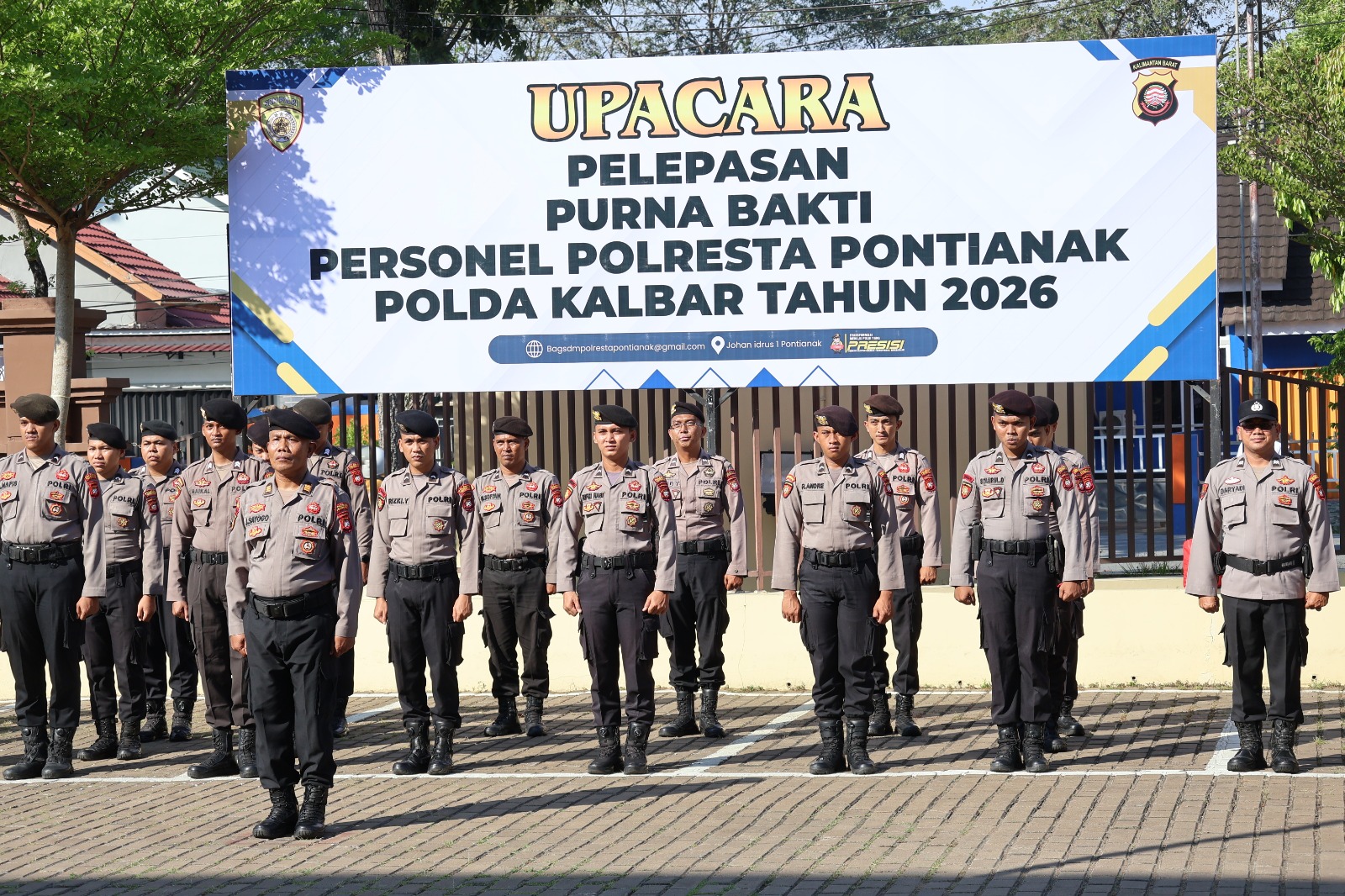 Personel Polresta Pontianak mengikuti upacara pelepasan purna bhakti di halaman Mapolresta Pontianak, Polda Kalbar, sebagai bentuk penghormatan atas pengabdian anggota yang memasuki masa pensiun