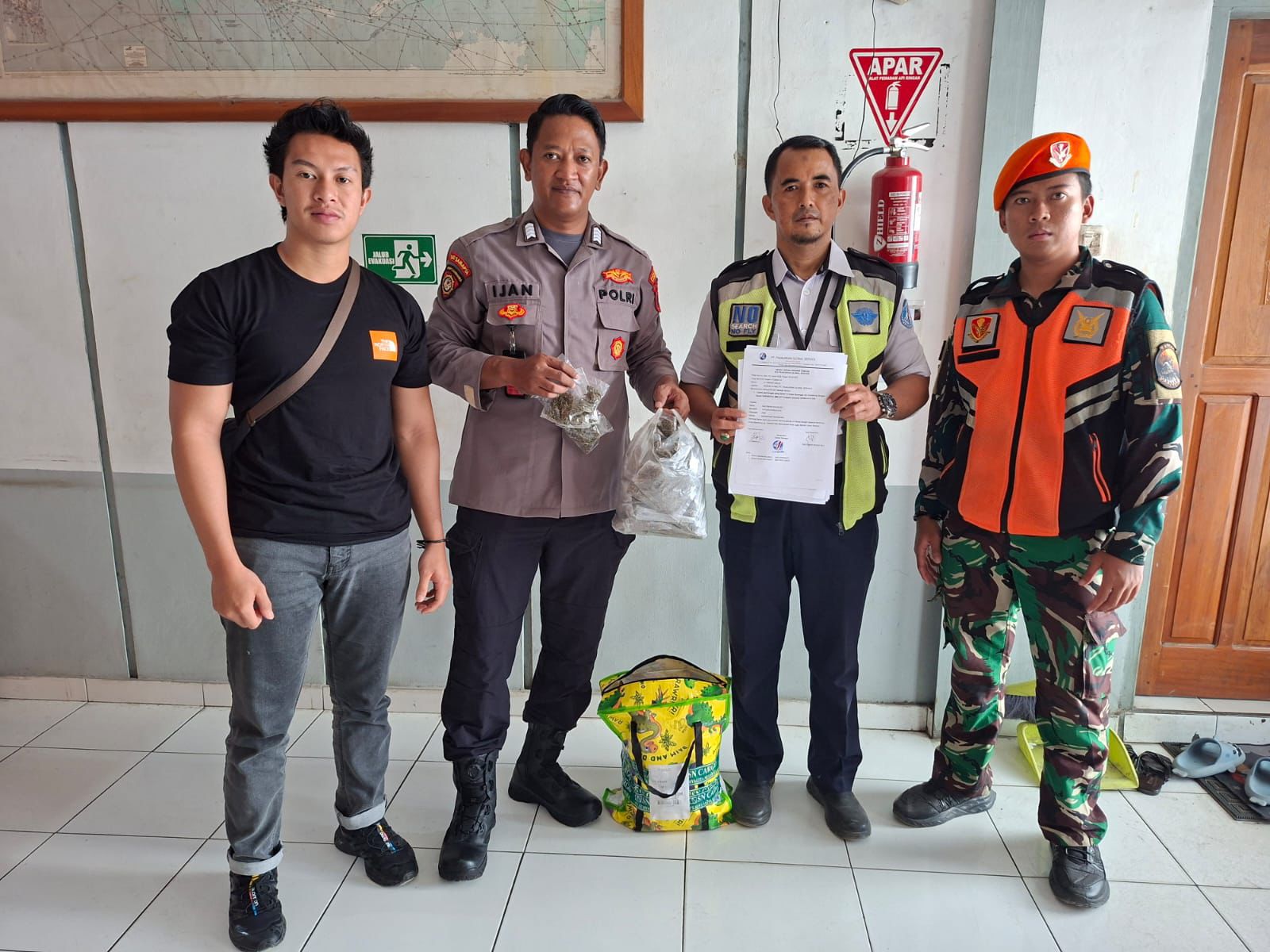 Petugas gabungan Korpasgat dan Avsec menunjukkan barang bukti ganja seberat 609 gram yang digagalkan penyelundupannya di Bandara Sentani, Jayapura, Rabu (4/3).