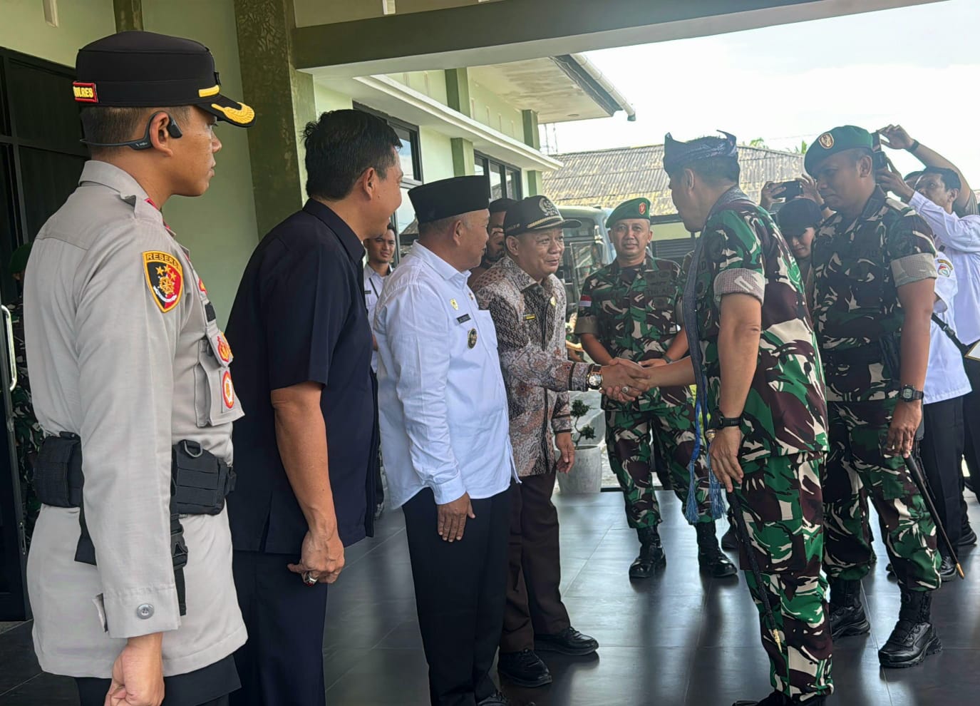 SAMBUT: Ketua DPRD menyambut Pangdam XII/Tanjungpura saat kunjungan ke Makodim Mempawah.