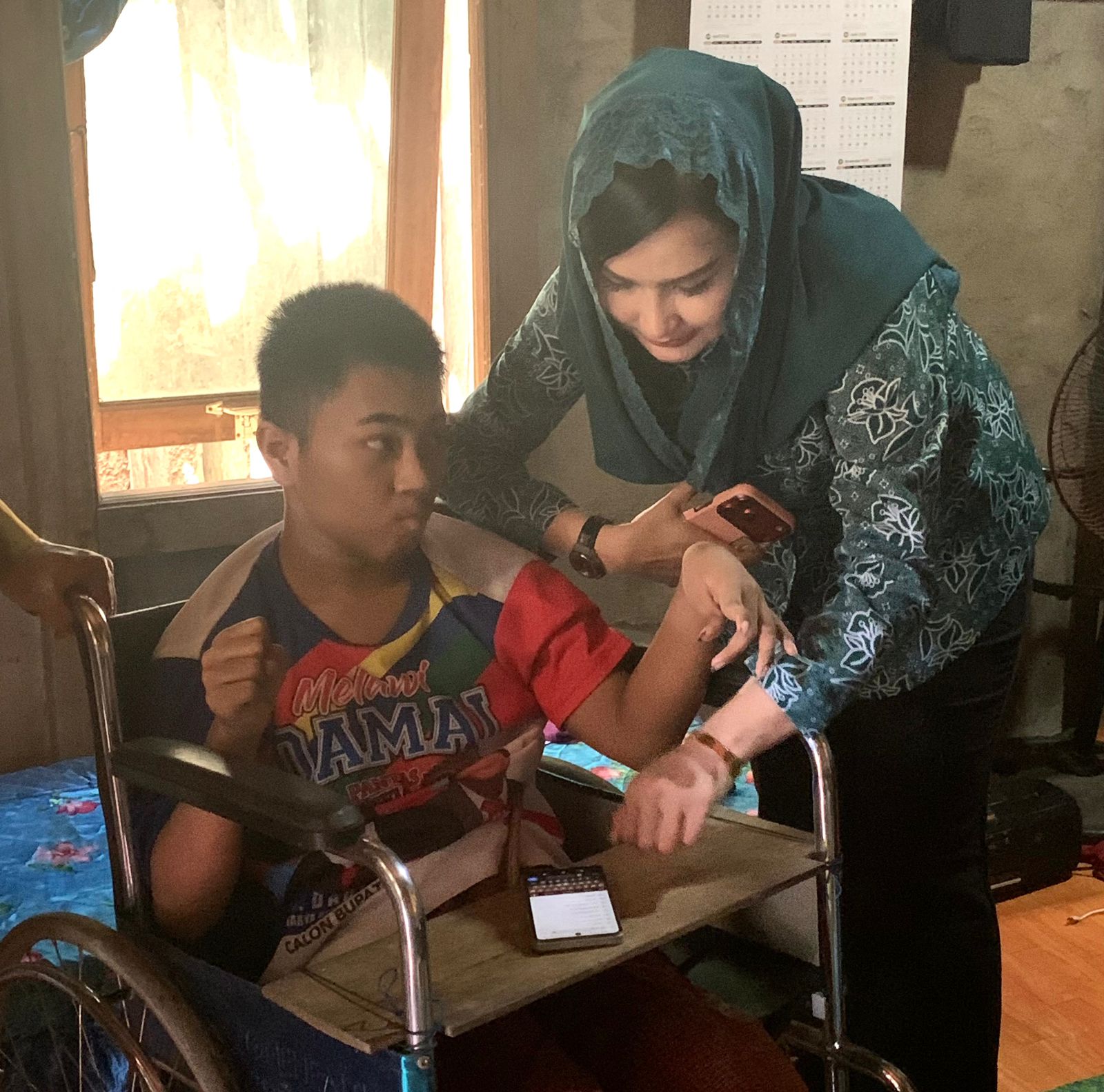 Ketua TP PKK Melawi, Raisya Sarbina Dadi Saat Mengunjungi Rahmat Fadilah, seorang anak penyandang disabilitas di Desa Paal Nanga Pinoh