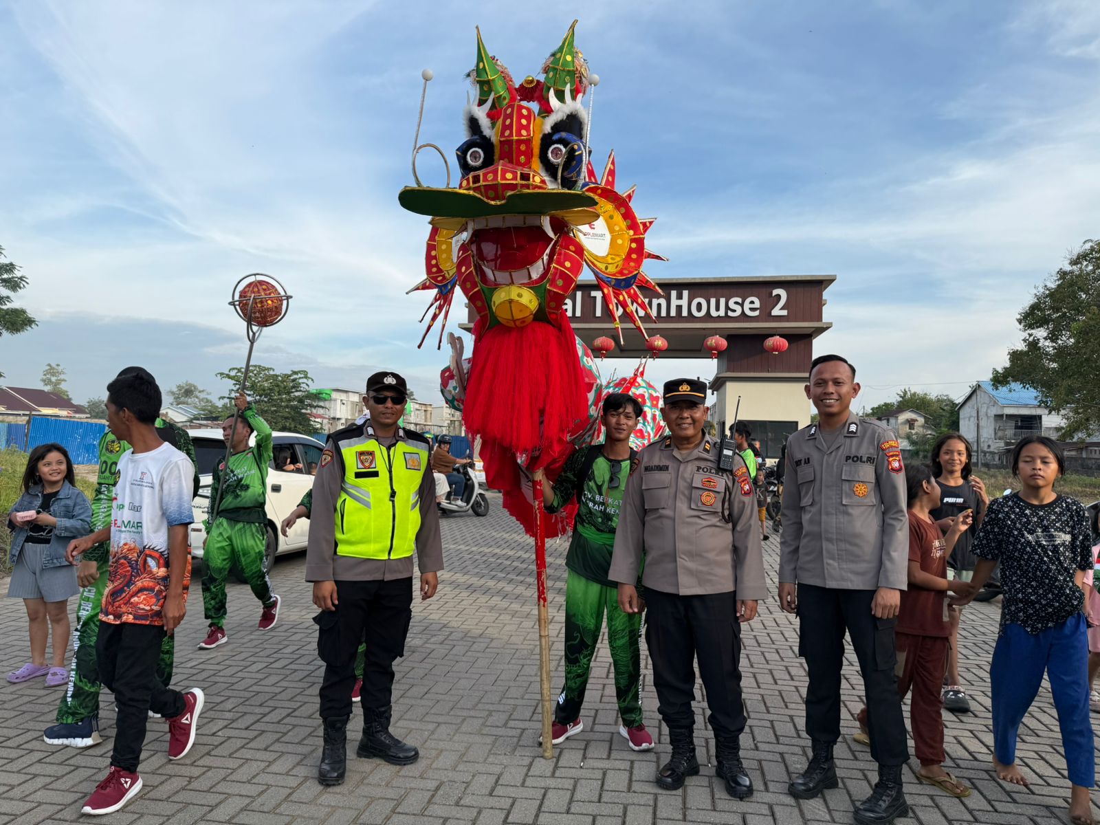 Personel Polresta Pontianak melakukan pengamanan dan pengawalan terhadap atraksi naga dalam rangkaian perayaan Cap Go Meh 2026 guna memastikan kegiatan berlangsung aman dan kondusif.
