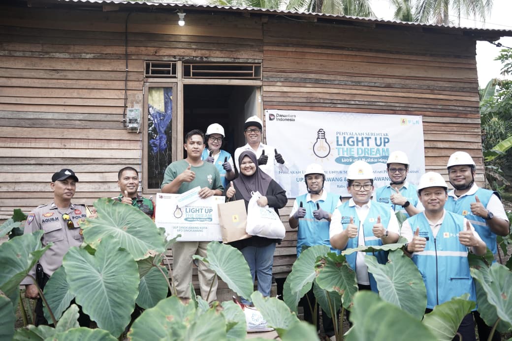 Senyum bahagia terpancar dari Jeki (23) dan sang istri saat listrik di rumah mereka akhirnya resmi menyala melalui program Light Up The Dream (LUTD).