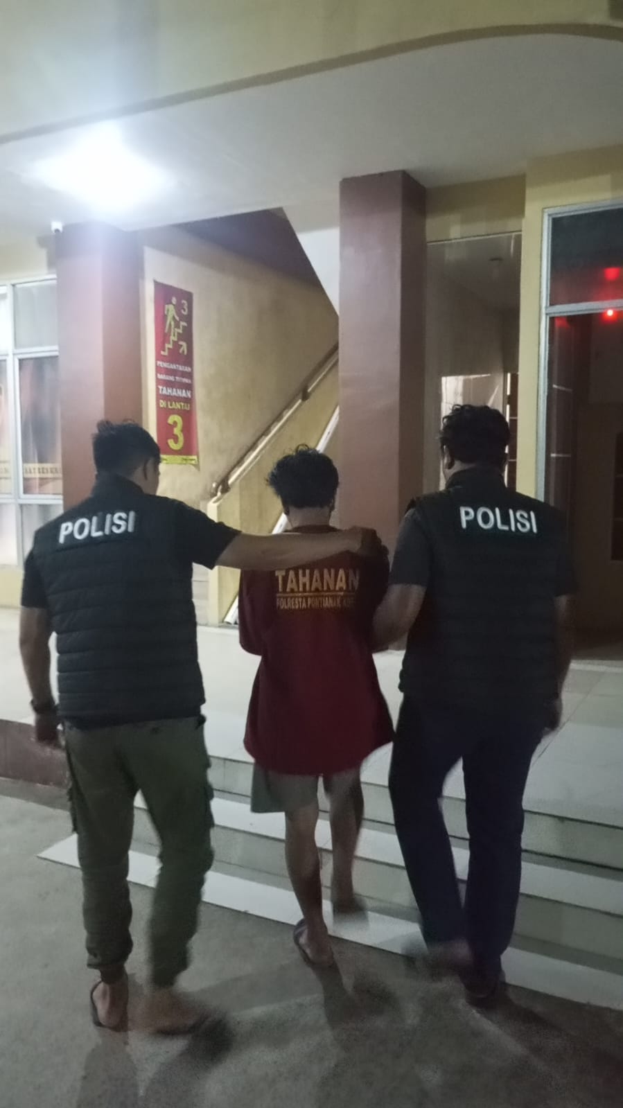 Tim Jatanras Polresta Pontianak mengamankan terduga pelaku pencurian handphone milik jemaah di Masjid As-Salam untuk proses penyidikan lebih lanjut.
