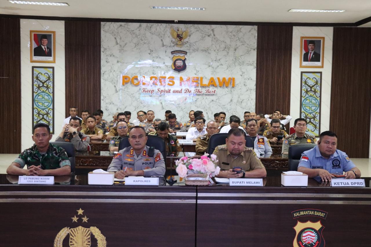 Kapolres Melawi bersama Bupati Melawi dan unsur Forkopimda mengikuti Zoom Meeting Rakor Lintas Sektoral kesiapan pengamanan Idul Fitri 1447 H/2026 M di Aula Tri Brata Polres Melawi.