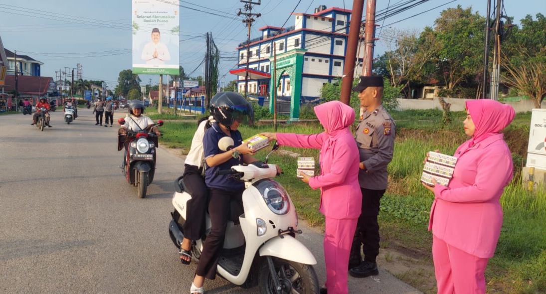 Polsek Sekadau Hilir dan Bhayangkari Saat Turun ke Jalan Bagikan Takjil.