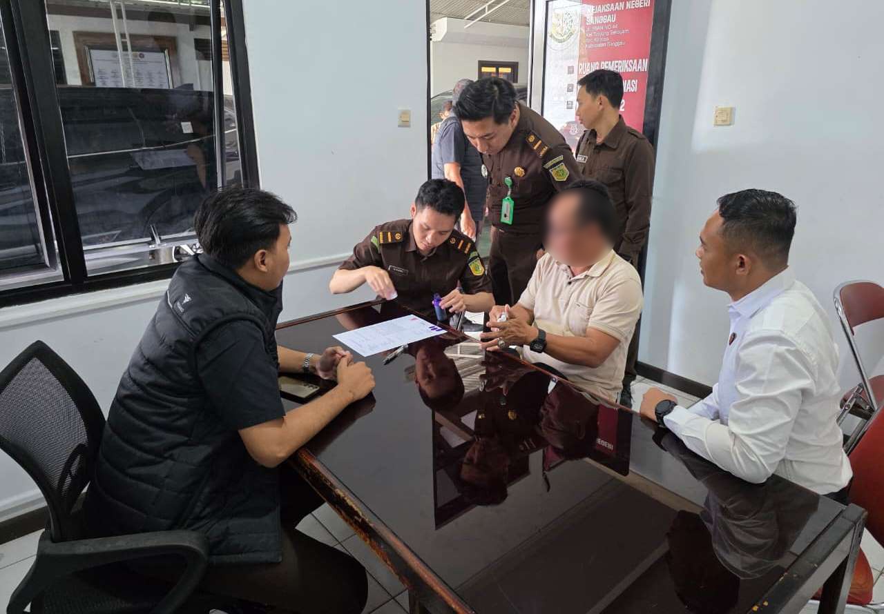 Penyidik Unit Tipidkor Satreskrim Polres Sanggau menyerahkan tersangka dan barang bukti kasus dugaan korupsi APBDes Desa Balai Ingin kepada Jaksa Penuntut Umum Kejaksaan Negeri Sanggau.