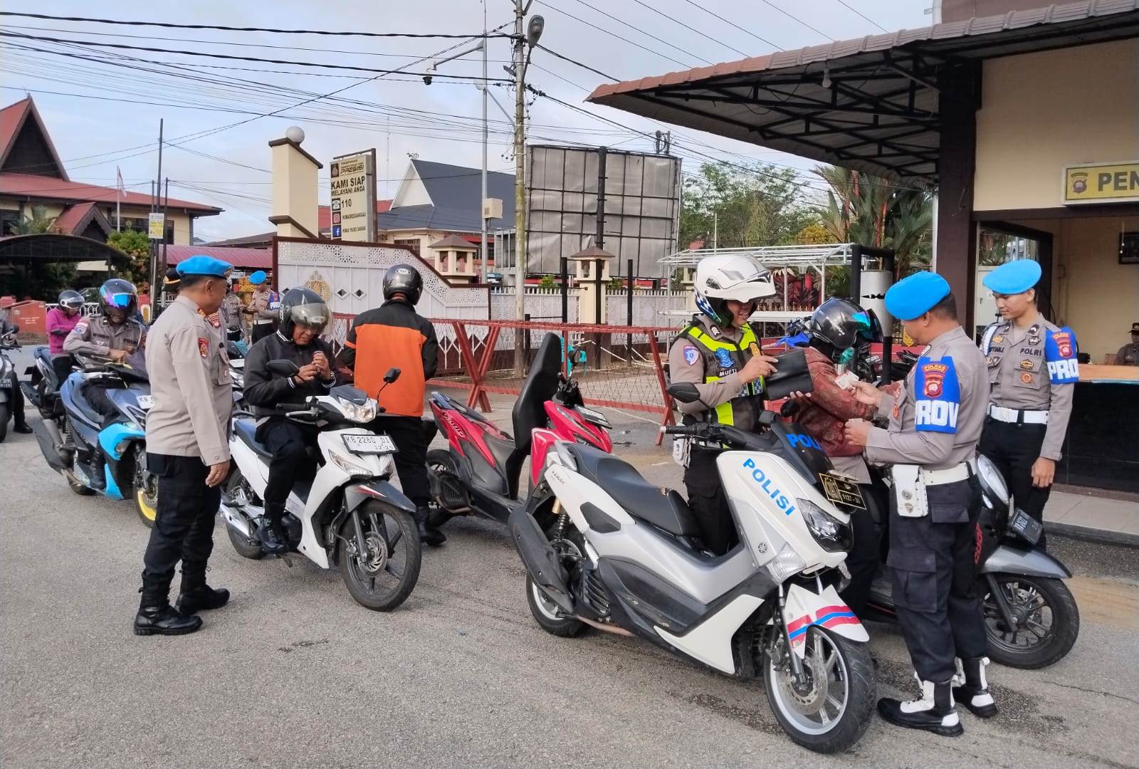 Sipropam Polres Sanggau melakukan pengecekan gampol, sikap tampang, dan kelengkapan kendaraan personel sebagai upaya memperkuat disiplin internal anggota.