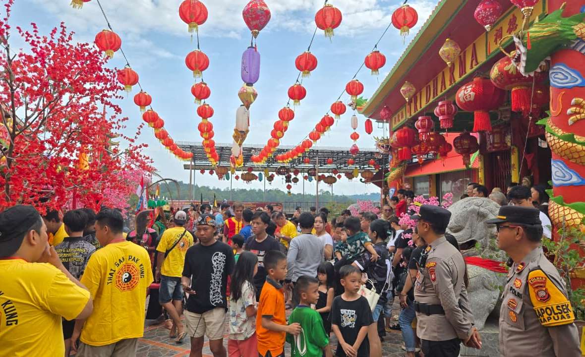 Personel Polres Sanggau mengamankan jalannya Ritual Cuci Jalan jelang perayaan Cap Go Meh 2026 di Pekong Tri Dharma Sanggau yang disaksikan ribuan warga.