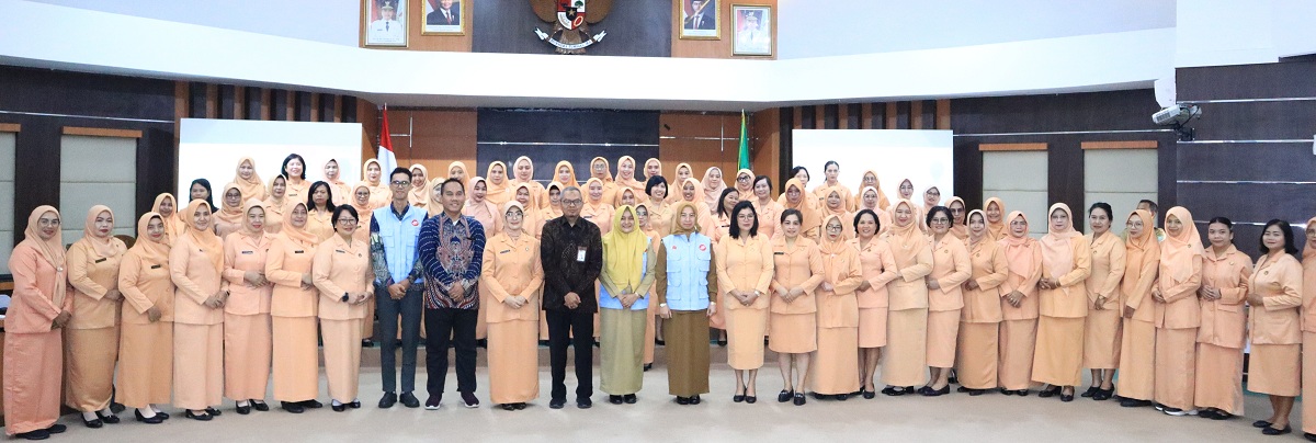 BERSAMA : Narasumber dari KPK, komunitas penyuluh anti korupsi, dan peserta kegiatan berfoto bersama usai edukasi bertajuk &ldquo;Dharma Wanita sebagai Penggerak Keluarga Berintegritas&rdquo; di BPSDM Kalbar.