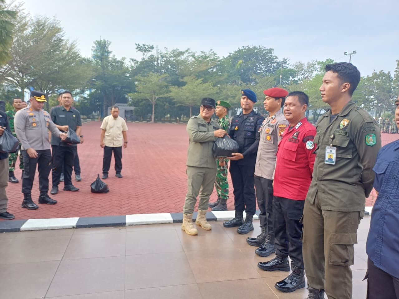 BANTUAN PEMADAM: Bupati Kubu Raya Sujiwo menyerahkan bantuan sembako kepada relawan pemadam kebakaran usai memimpin Apel Siaga Karhutla di halaman Kantor Bupati Kubu Raya, Jumat (6/3/2026). 