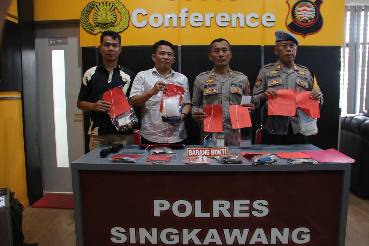  BARANG BUKTI: Jajaran Polres Singkawang menunjukkan barang bukti pengungkapan kasus narkoba saat konferensi pers di Mapolres Singkawang, Jumat (6/3).