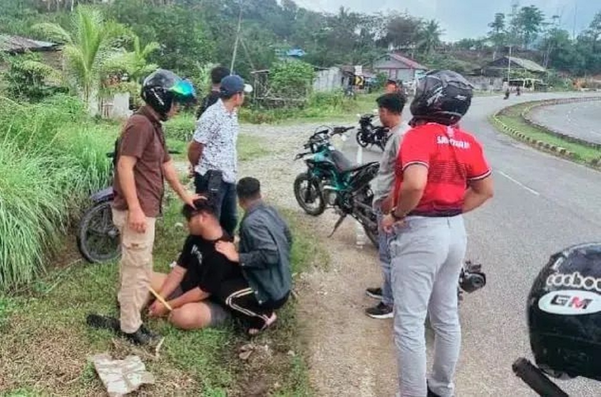 TERJARING: Pengendara sepeda motor di jalur lintas Malindo terjaring petugas dan kedapatan membawa sabu-sabu.
