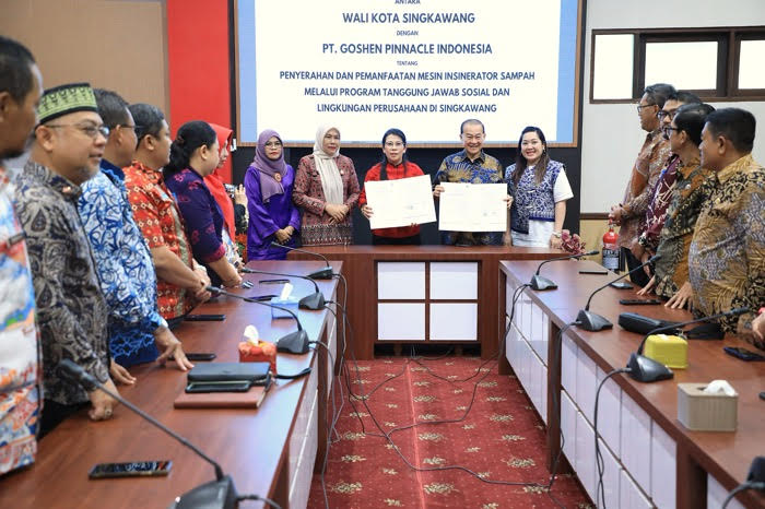 KERJA SAMA: Penandatanganan kesepakatan bersama terkait penyerahan dan pemanfaatan mesin insinerator sampah antara Pemkot Singkawang dan PT Goshen Pinnacle Indonesia di ruang rapat wali kota.