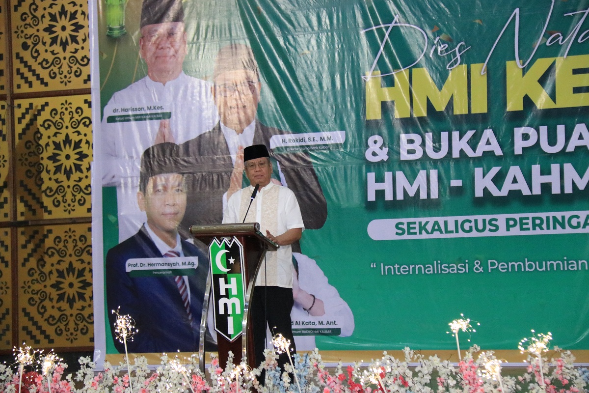 BUKA BERSAMA HMI: Sekda Kalbar Harisson saat menyampaikan sambutan saat acara buka puasa bersama HMI dan Korps Alumni HMI (KAHMI) se-Kalbar di Rumah Melayu Pontianak.