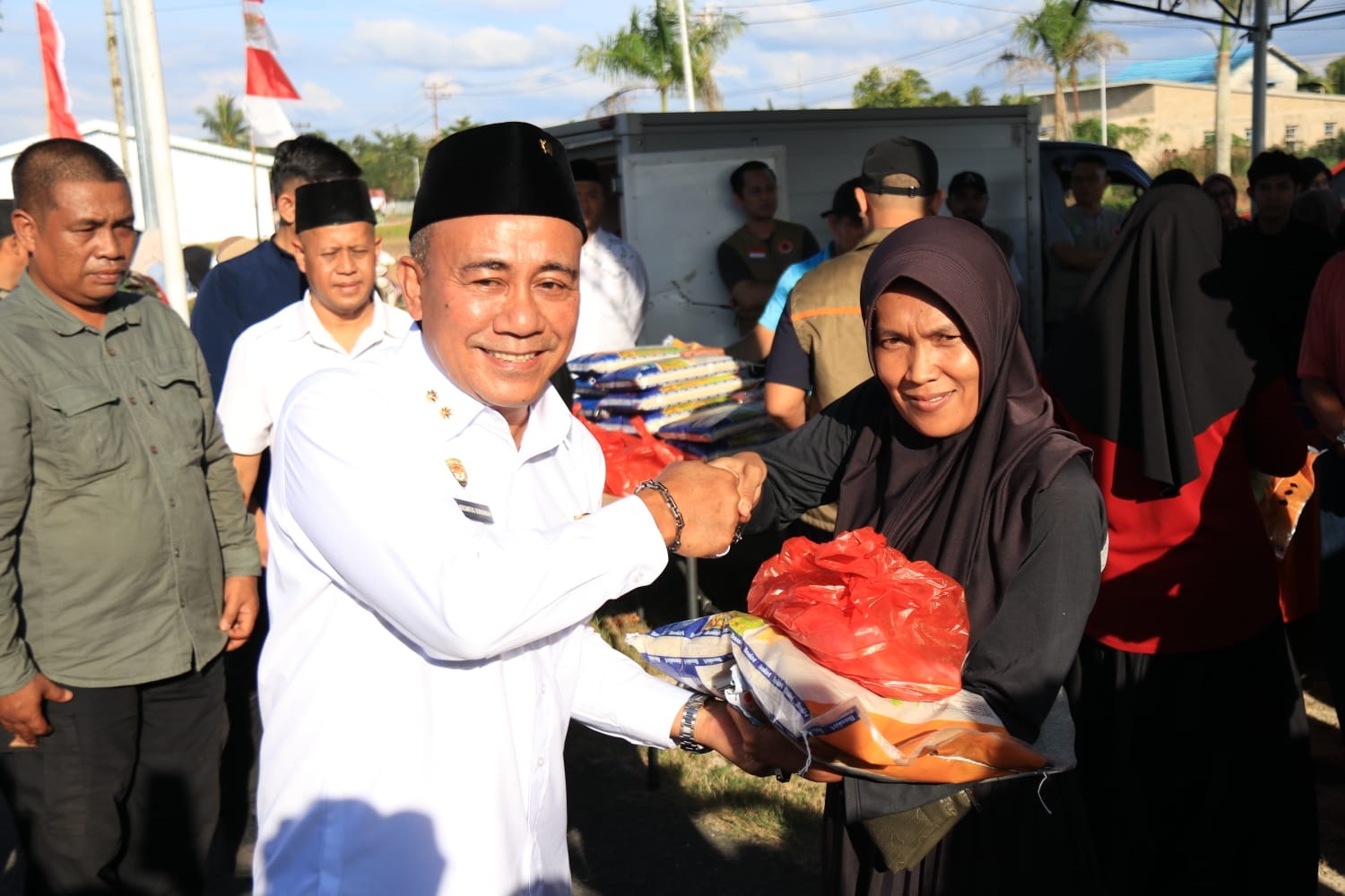 PASAR MURAH: Wakil Gubernur Krisantus Kurniawan saat menyerahkan bahan pokok yang dibeli masyarakat dalam pasar murah di Sambas.
