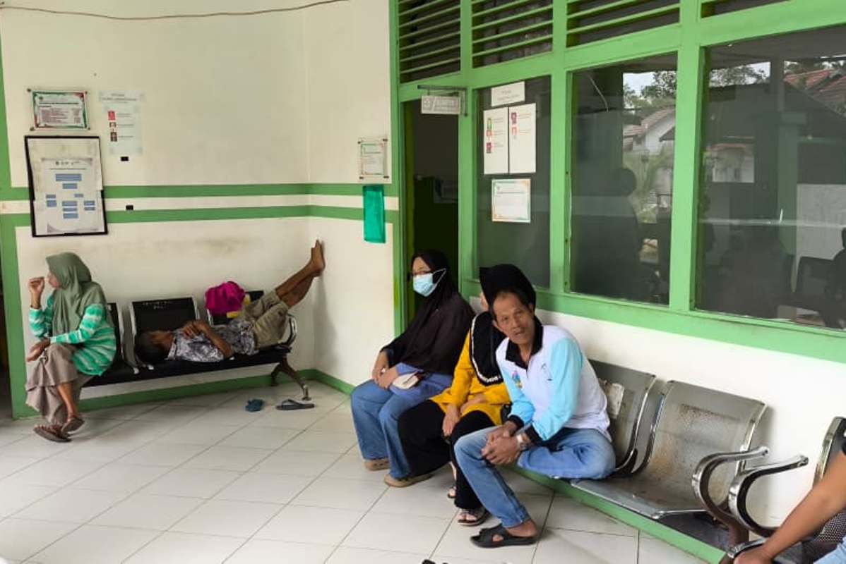 Warga terbaring di ruang tunggu Puskesmas Sukadana menunggu pelayanan.