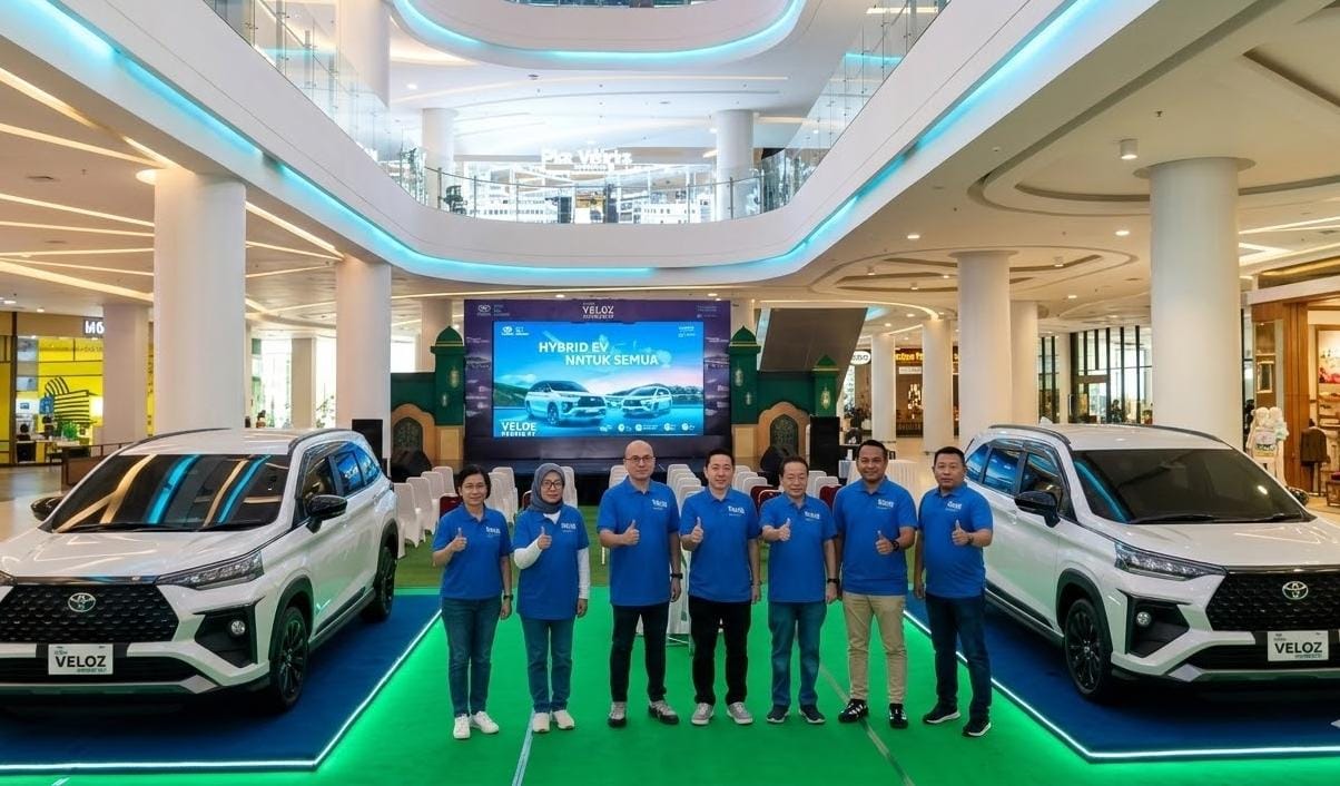 Toyota Veloz Hybrid resmi hadir di Kalbar &ndash; Perwakilan Toyota Astra Motor bersama jaringan dealer memperkenalkan Veloz Hybrid yang dibanderol mulai Rp313 juta di Pontianak, Sabtu (7/3/2026).