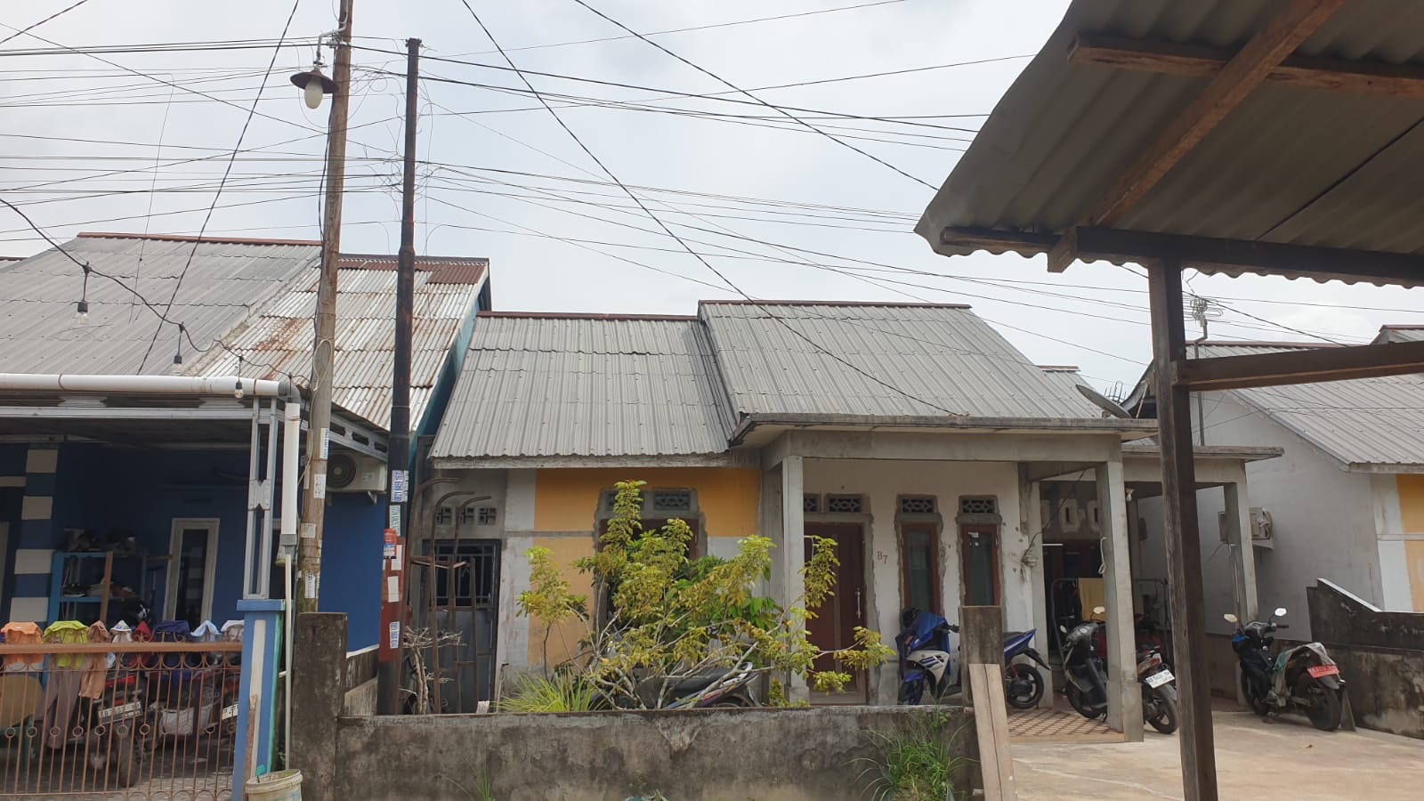 KEBERATAN: Warga yang tinggal di salah satu komplek di Jalan Parit H Muksin 2, Indriani Kabupaten Kubu Raya merasa keberatan karena sebuah tiang telepon dipasang di area halaman rumahnya.