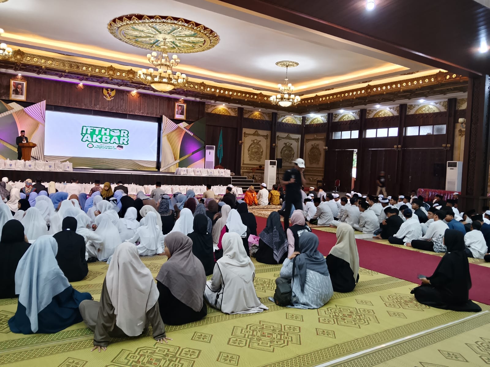 320 santri yatim dan penghafal Al-Qur&rsquo;an mengikuti Ifthar Akbar yang digelar Masjid Kapal Munzalan Indonesia di Aula Pendopo Gubernur Kalbar, Sabtu (7/3/2026).