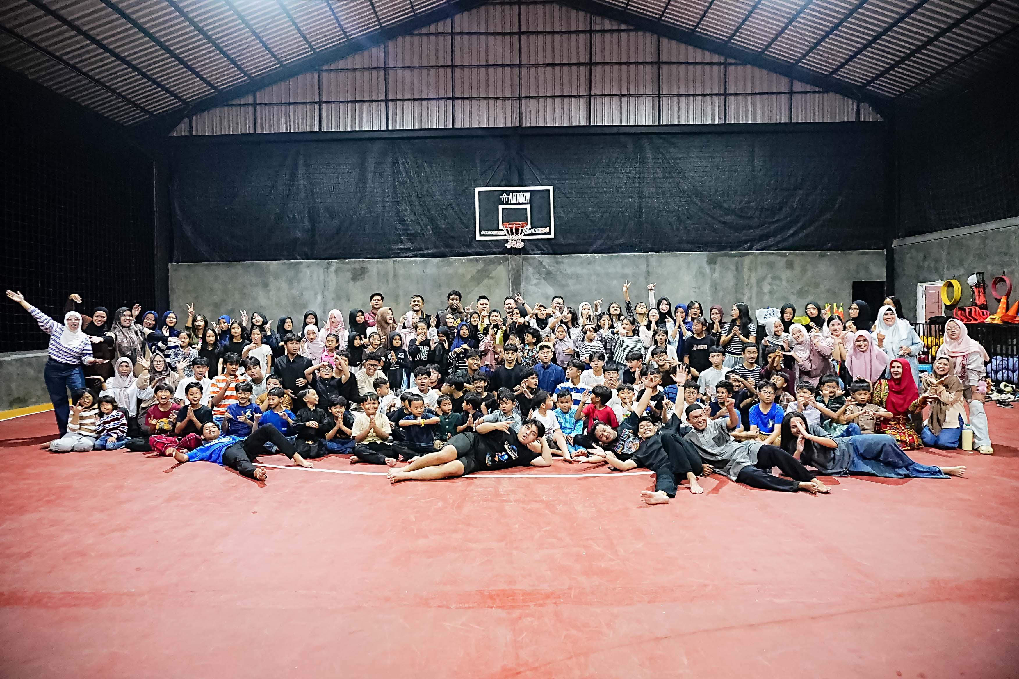 Keluarga besar Klub Basket Kancil Famili menggelar buka puasa bersama di lapangan basket klub, Sabtu (7/3/2026).