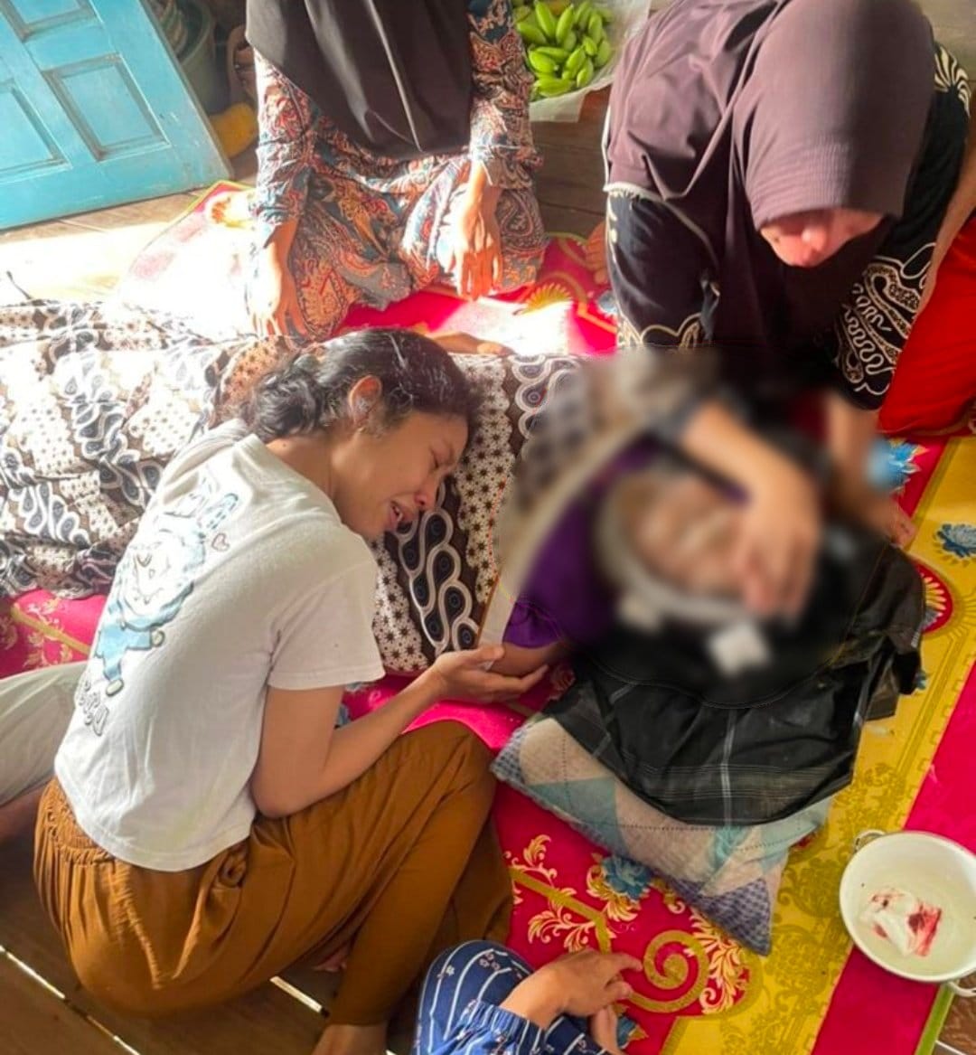 Salah satu korban tambang yang meninggal dunia telah dievakuasi ke rumah duka. Dalam peristiwa longsor di tambang ilegal Desa Bugang ini, tujuh warga dilaporkan tewas.
