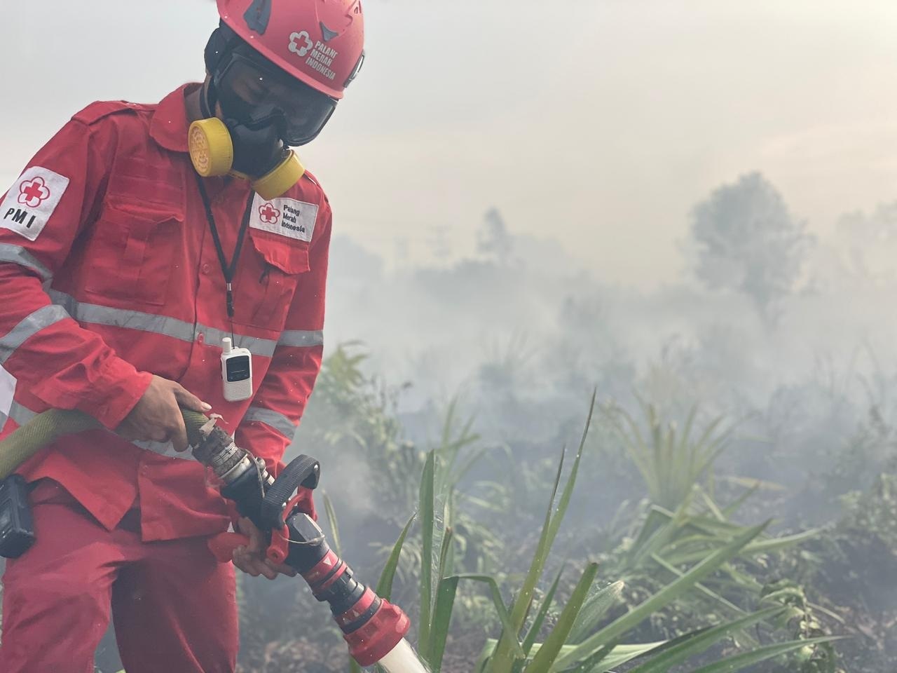 KARHUTLA: Seorang relawan sedang kelelahan memadamkan api dalam Karhutla di Kabupaten Mempawah belum lama ini. 