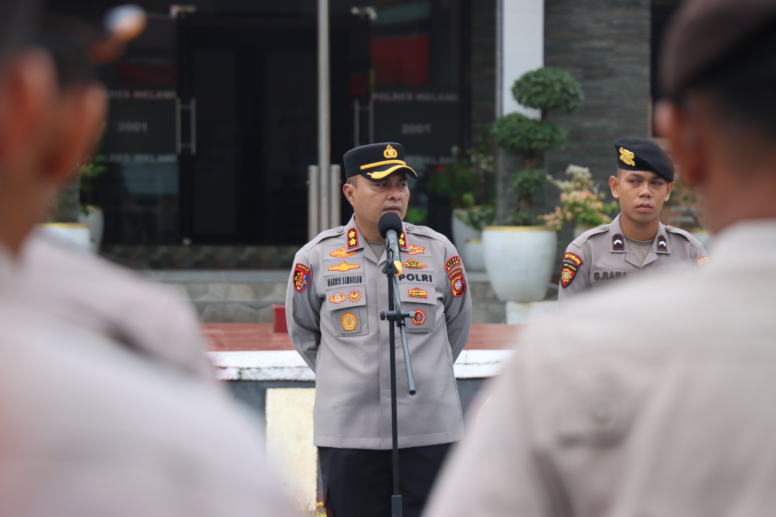 Kapolres Melawi, Harris Batara Simbolon memimpin apel pagi jam pimpinan di lapangan apel Bhayangkara Polres Melawi, Senin (9/3/2026).
