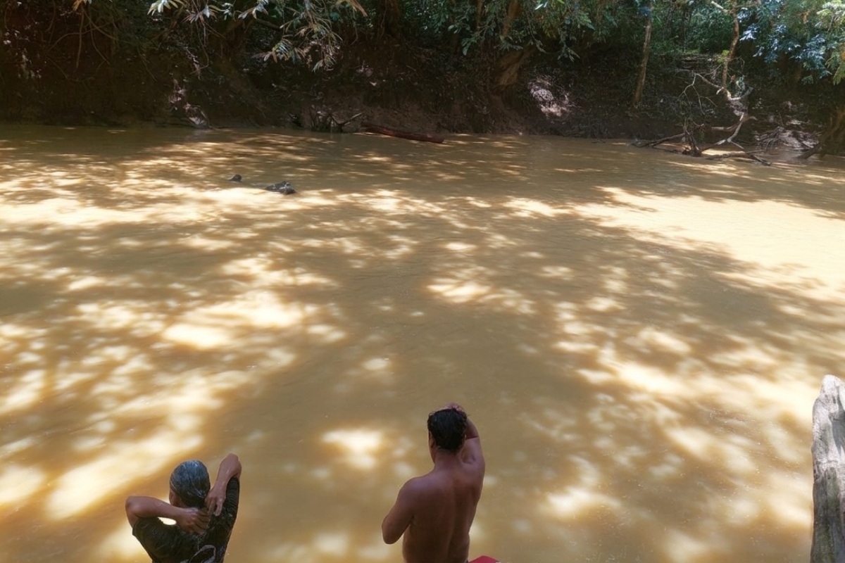 Aliran Sungai Nanga Nyawa menjadi keruh dan berwarna cokelat diduga karena aktivitas PETI di hulu sungai. 