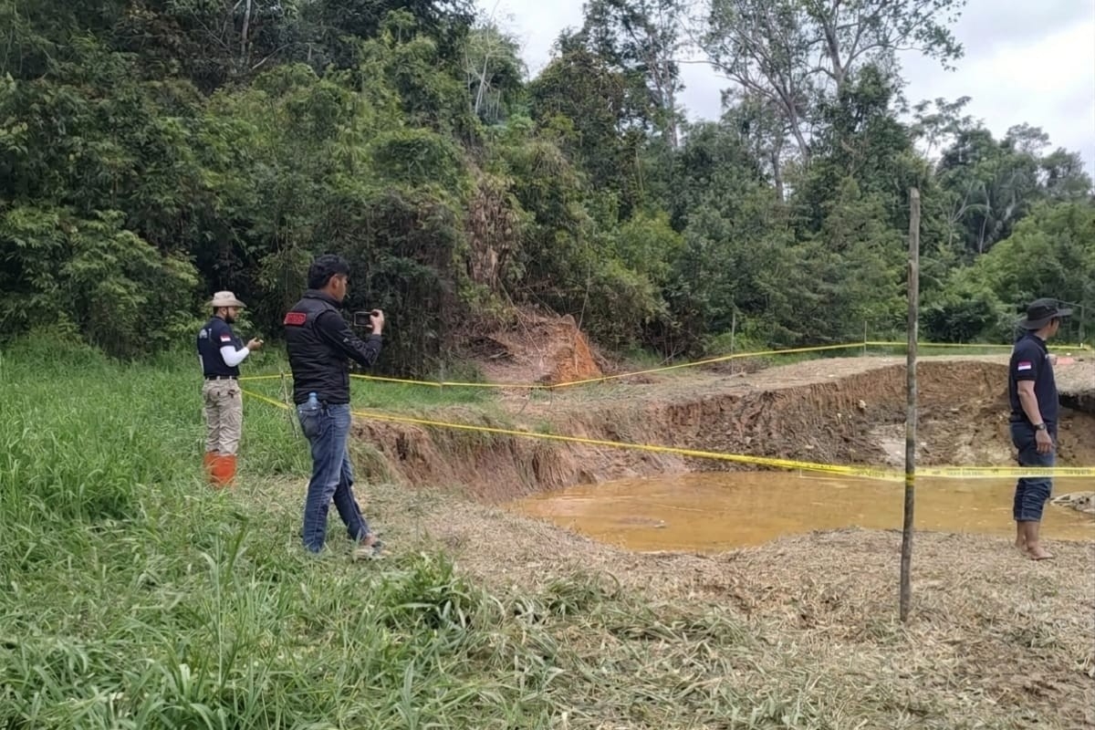 Personel Polres Kapuas Hulu menggelar olah TKP PETI yang memakan korban di Desa Bugang pada Senin (9/3).