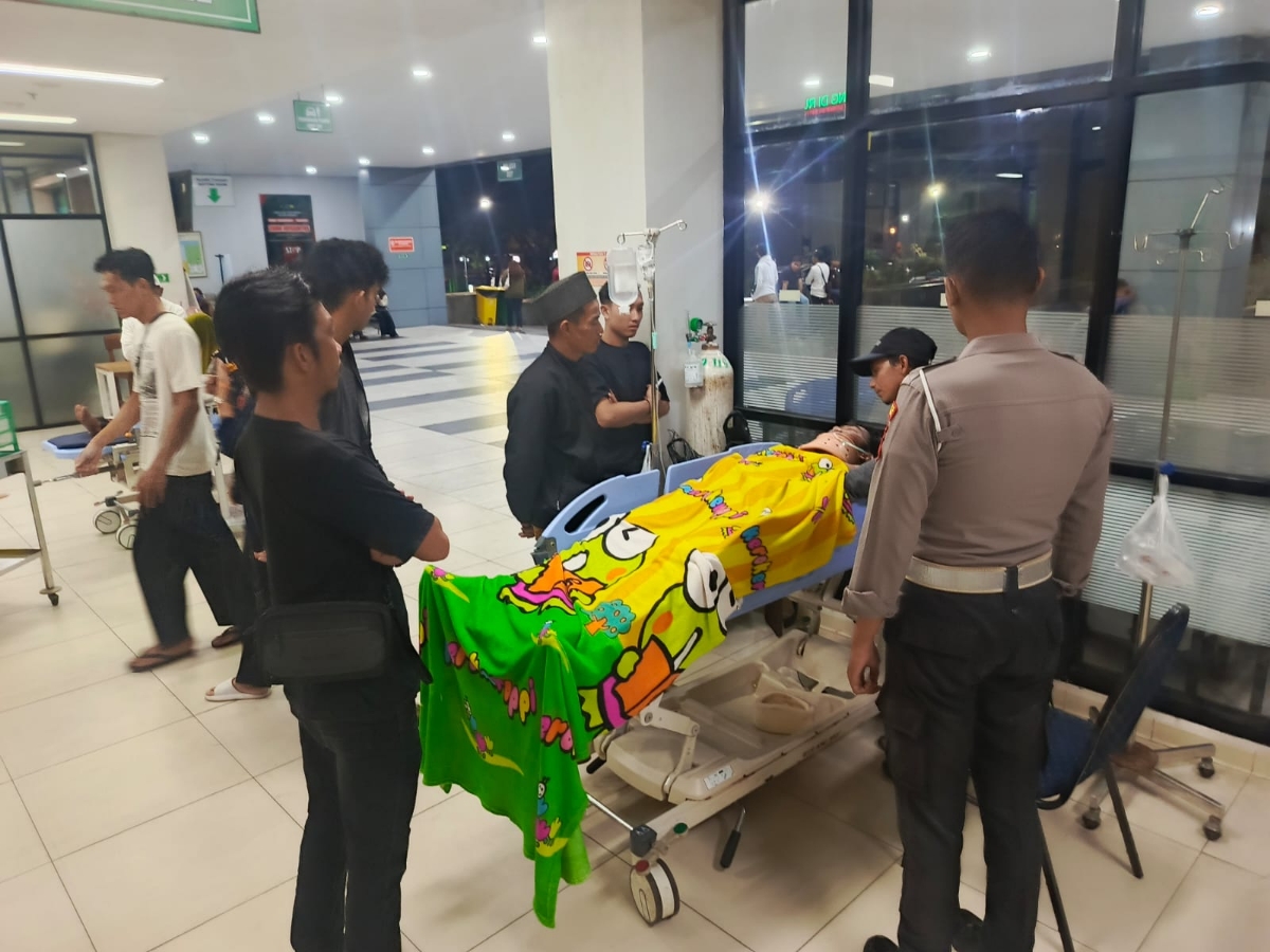 Korban kecelakaan di Desa Kuala Dua menjalani perawatan di rumah sakit pada Minggu (8/3). 