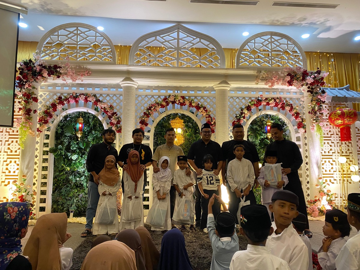 Pengusaha rental mobil di Kalimantan Barat menggelar kegiatan buka puasa bersama sekaligus memberikan santunan kepada anak-anak panti asuhan di Hotel Orchardz Ayani, Minggu (8/3).