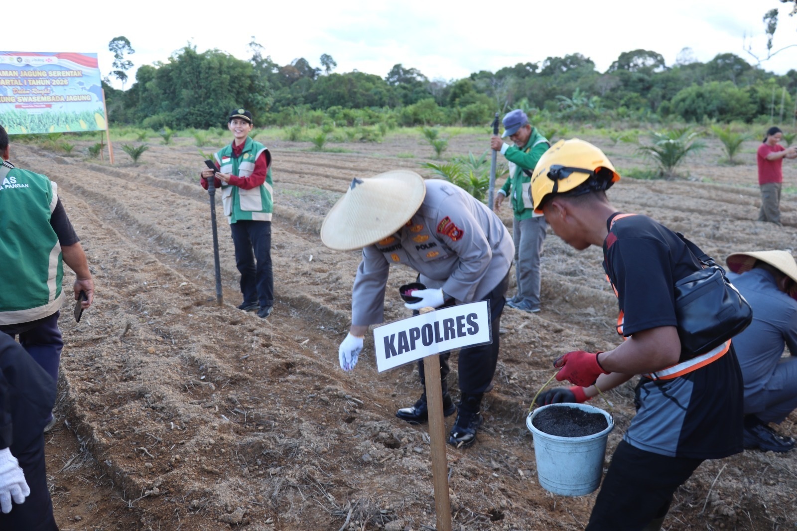 TANAM JAGUNG: Kapolres Kapuas Hulu AKBP Roberto Aprianto Uda saat melakukan penanaman jagung serentak di Desa Nanga Awin, Kecamatan Putussibau Utara. 