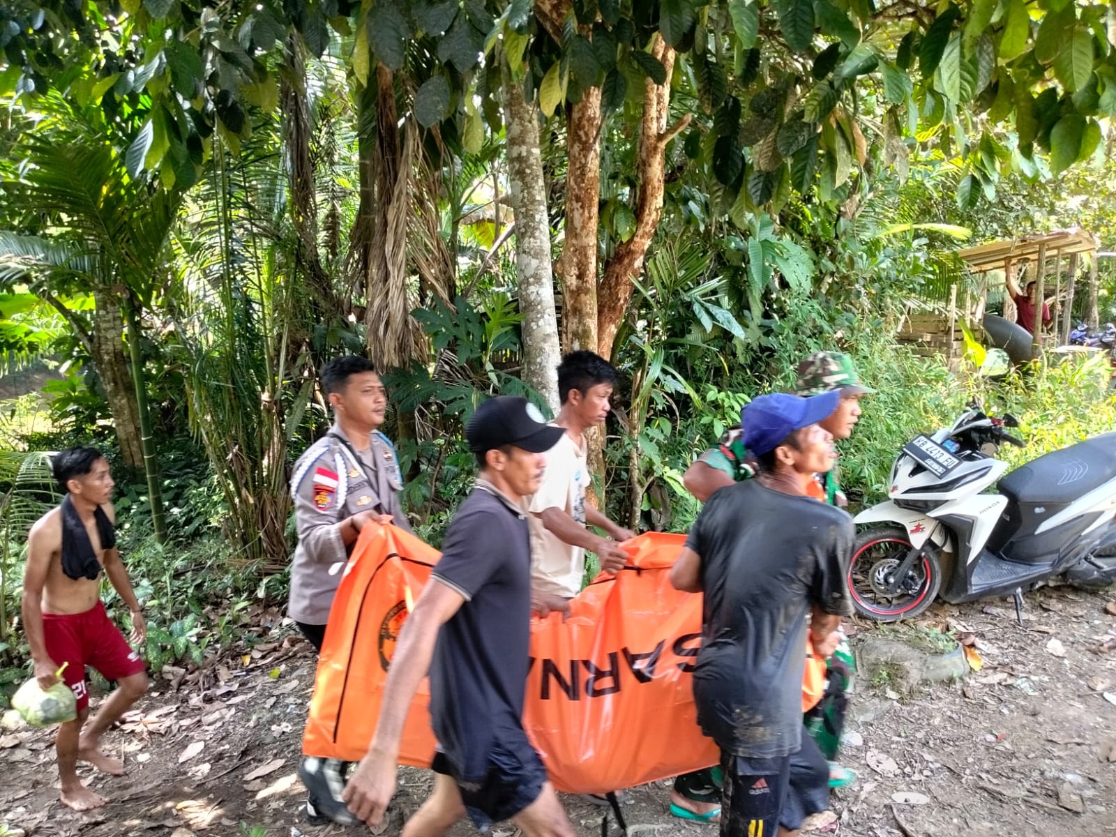 EVAKUASI: Tim gabungan mengevakuasi korban tenggelam di Kecamatan Silat Hulu. 