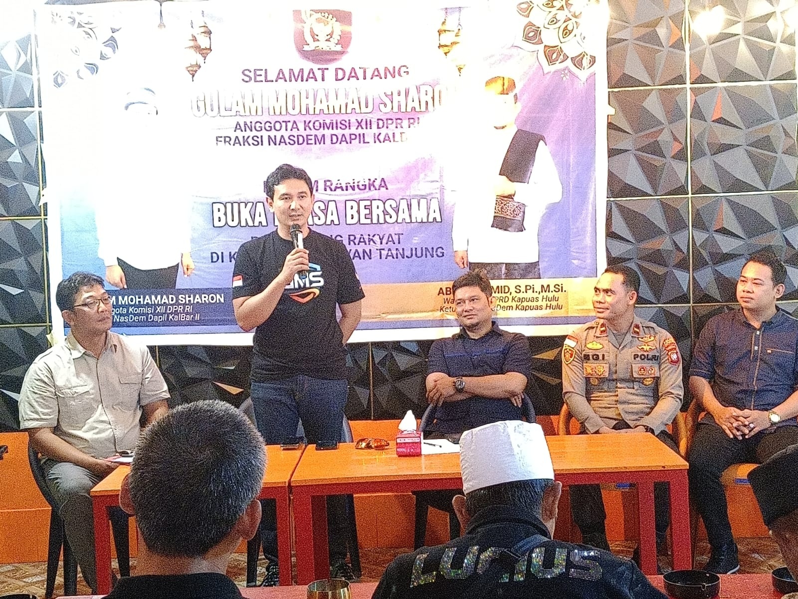 DIALOG: Anggota DPR RI Gulam Mohamad Sharon saat berdialog dengan para penambang di Kapuas Hulu. 