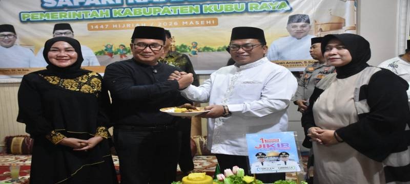 KOMPAK: Bupati Kubu Raya Sujiwo bersama Wakil Bupati Sukiryanto didampingi istri masing-masing tampak kompak dan solid saat menghadiri buka puasa bersama di kediaman Wabup Kubu Raya, Sukiryanto Sabtu 