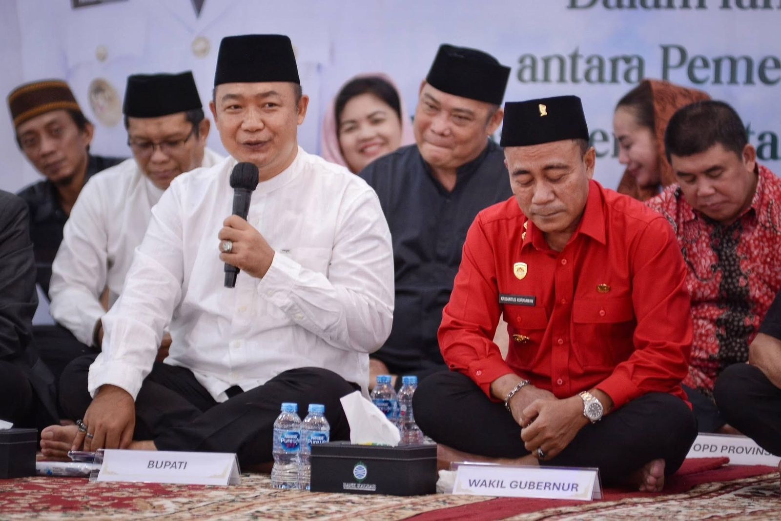 SILATURAHMI : Bupati Ketapang, Alexander Wilyo, menyambut kedatangan silaturahmi Wagub Kalbar, Krisantus Kurniawan, Jumat (6/3).