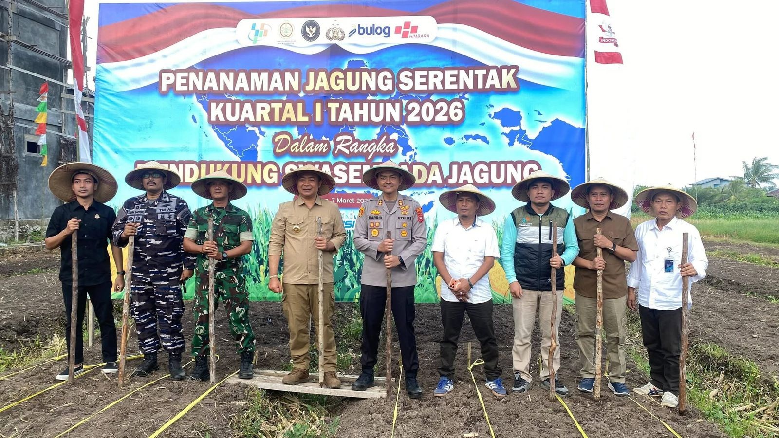 TANAM JAGUNG : Bupati dan jajaran Forkopimda Ketapang mengikuti penanaman jagung serentak di Desa Paya Kumang, Kecamatan Delta Pawan, Sabtu (7/3).