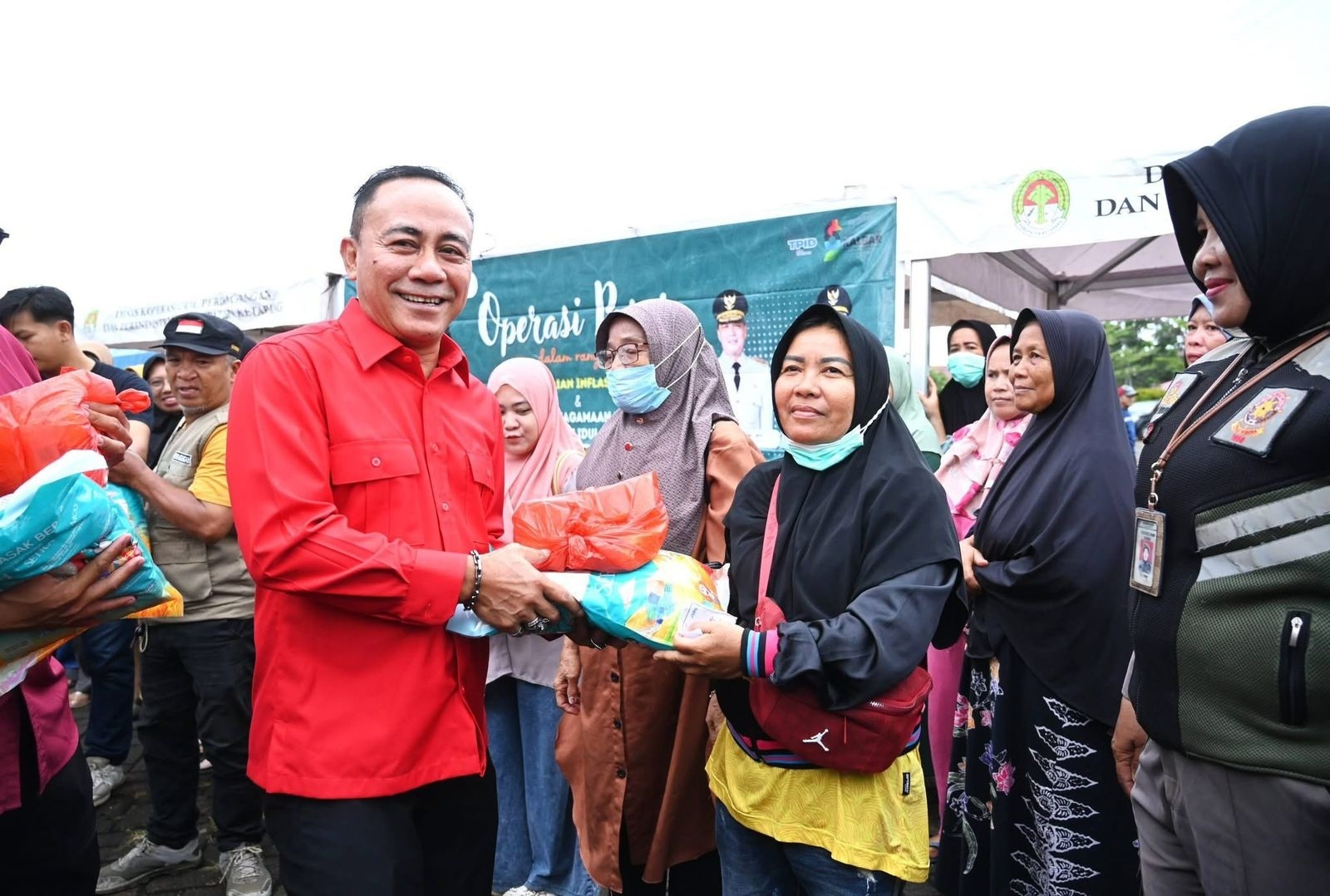 OPERASI PASAR : Wagub Kalbar, Krisantus Kurniawan, secara simbolis menyerahkan paket sembako murah kepada masyarakat di halaman Masjid Agung Al-Ikhlas Ketapang, Sabtu (7/3).