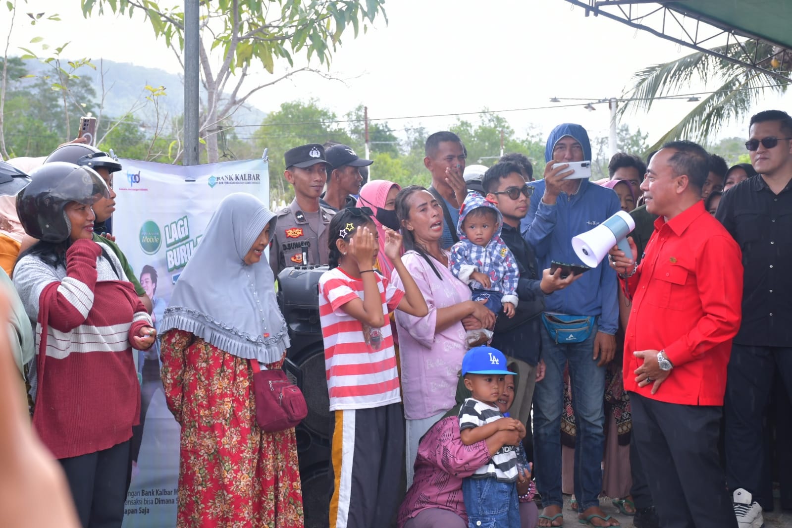 OPERASI PASAR : Operasi pasar dihadiri Wakil Gubernur Kalimantan Barat Krisantus Kurniawan didampingi Bupati Kayong Utara, Romi Wijaya dan Wakil Bupati Kayong Utara, Amru Chanwari, 