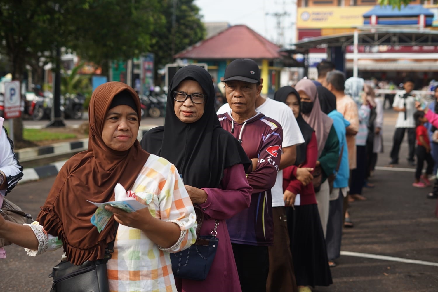 ANTRE: Sejak pagi, masyarakat telah memadati halaman Kantor PLN UID Kalimantan Barat untuk mengikuti program Tebar Berkah Ramadan 1447 H. 